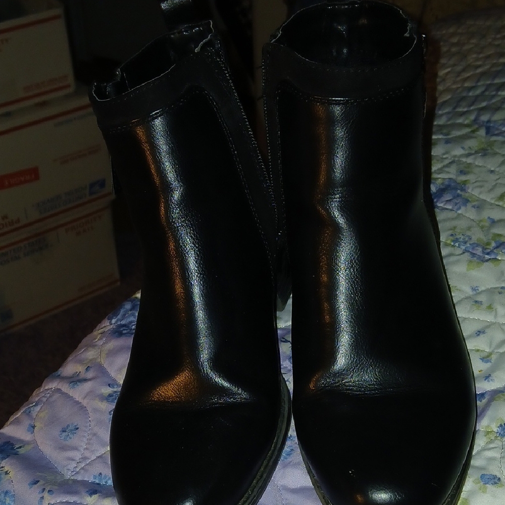 Black Ankle Boots with Shiny Finish and Pointed Toe